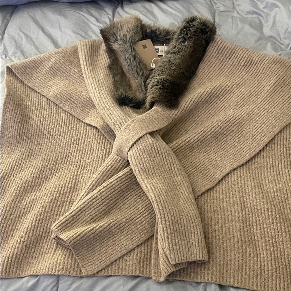 Chic Tan Knit Wrap with Faux Fur Trim NWT - Picture 2 of 8
